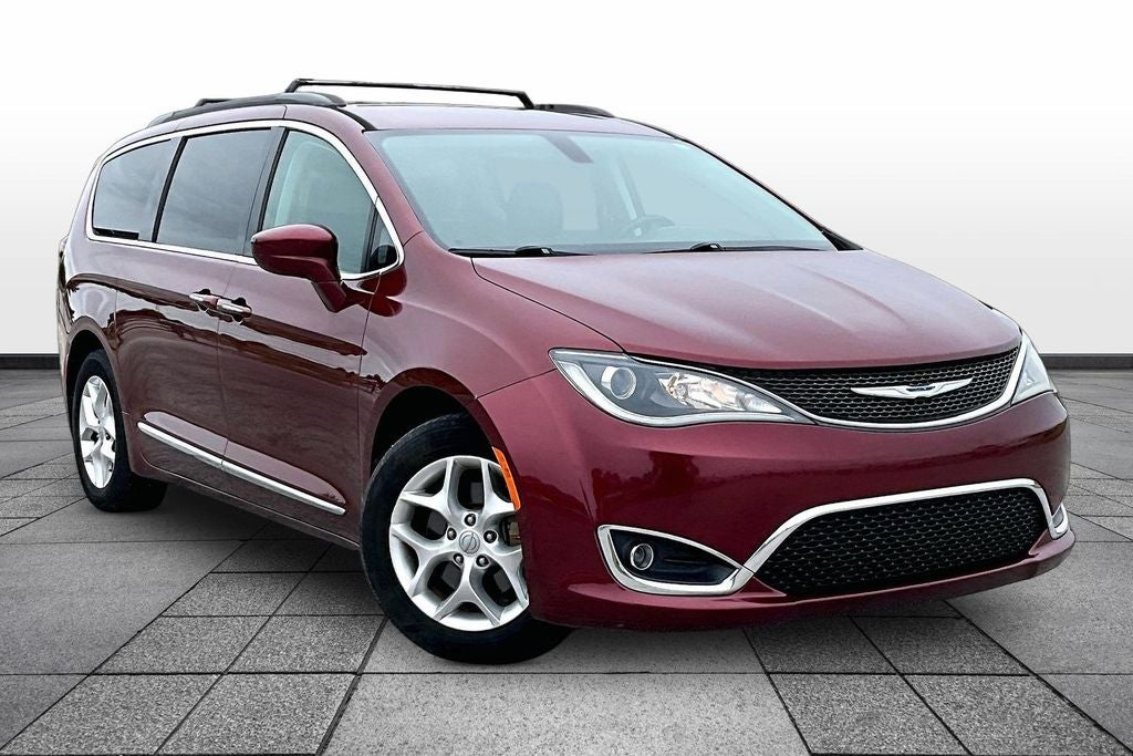 Used 2017 Chrysler Pacifica Touring-L with VIN 2C4RC1BG9HR668671 for sale in Wichita, KS