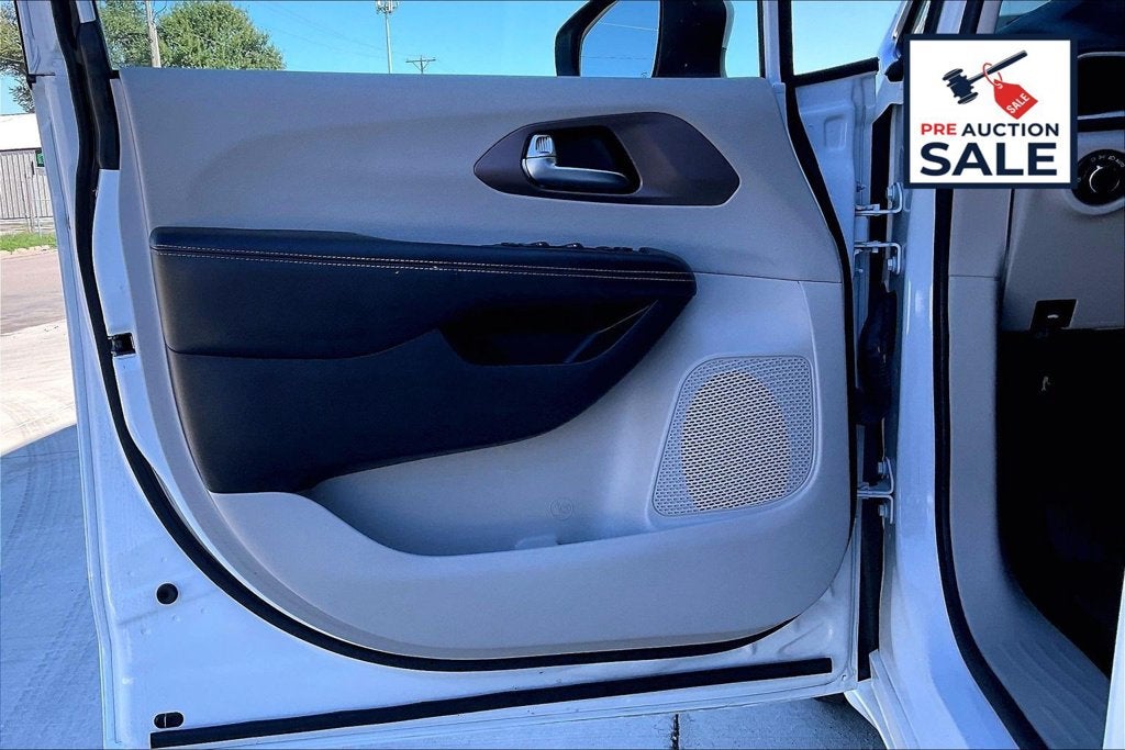 2023 Chrysler Voyager LX