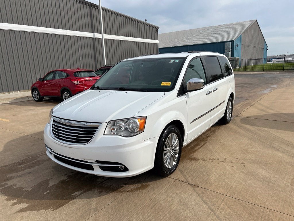 2016 Chrysler Town & Country Touring-L
