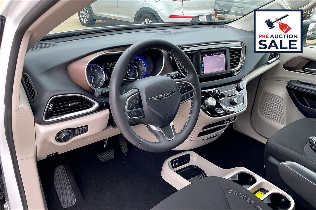2023 Chrysler Voyager LX