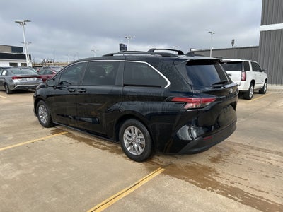 2022 Toyota Sienna XLE 8 Passenger