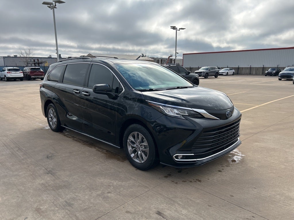 2022 Toyota Sienna XLE 8 Passenger
