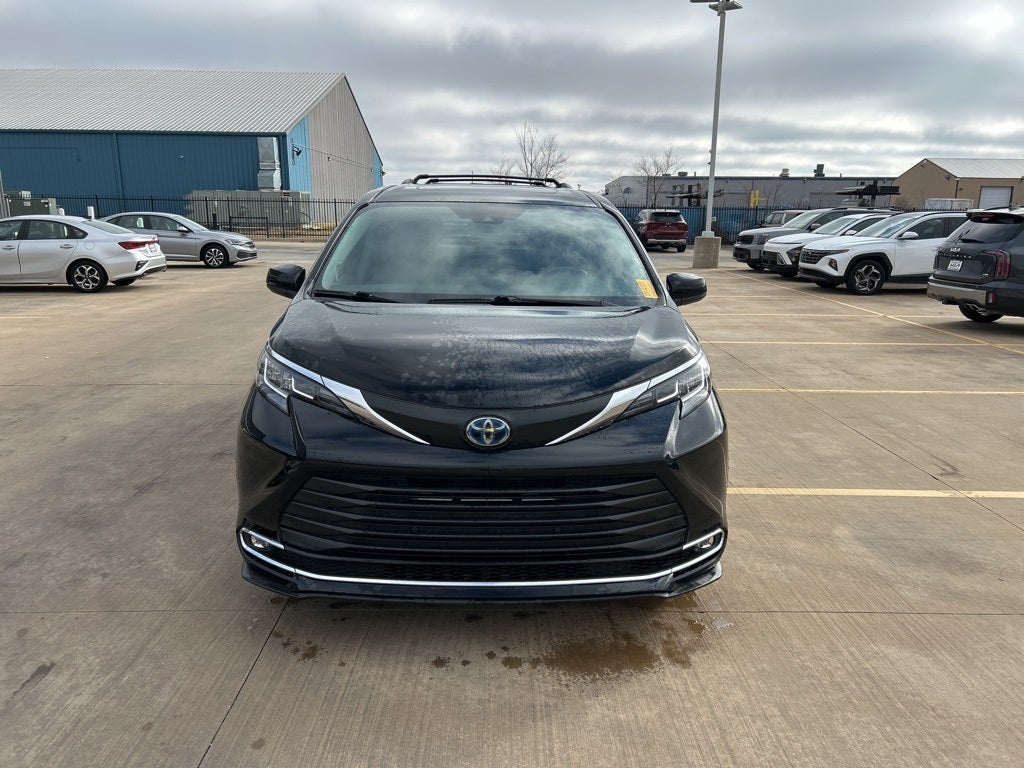 2022 Toyota Sienna XLE 8 Passenger