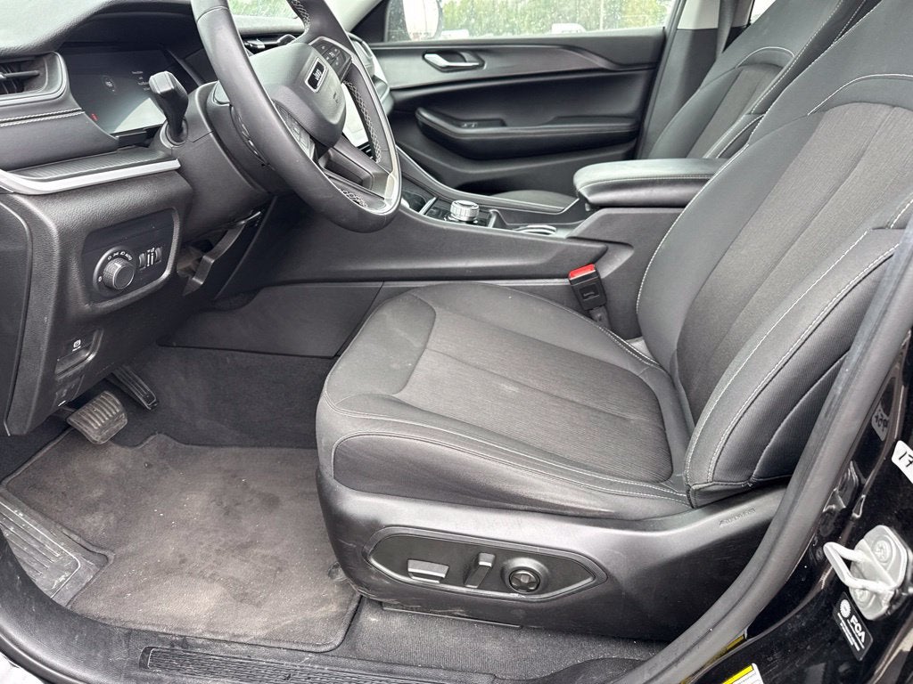 2024 Jeep Grand Cherokee Laredo 4x2