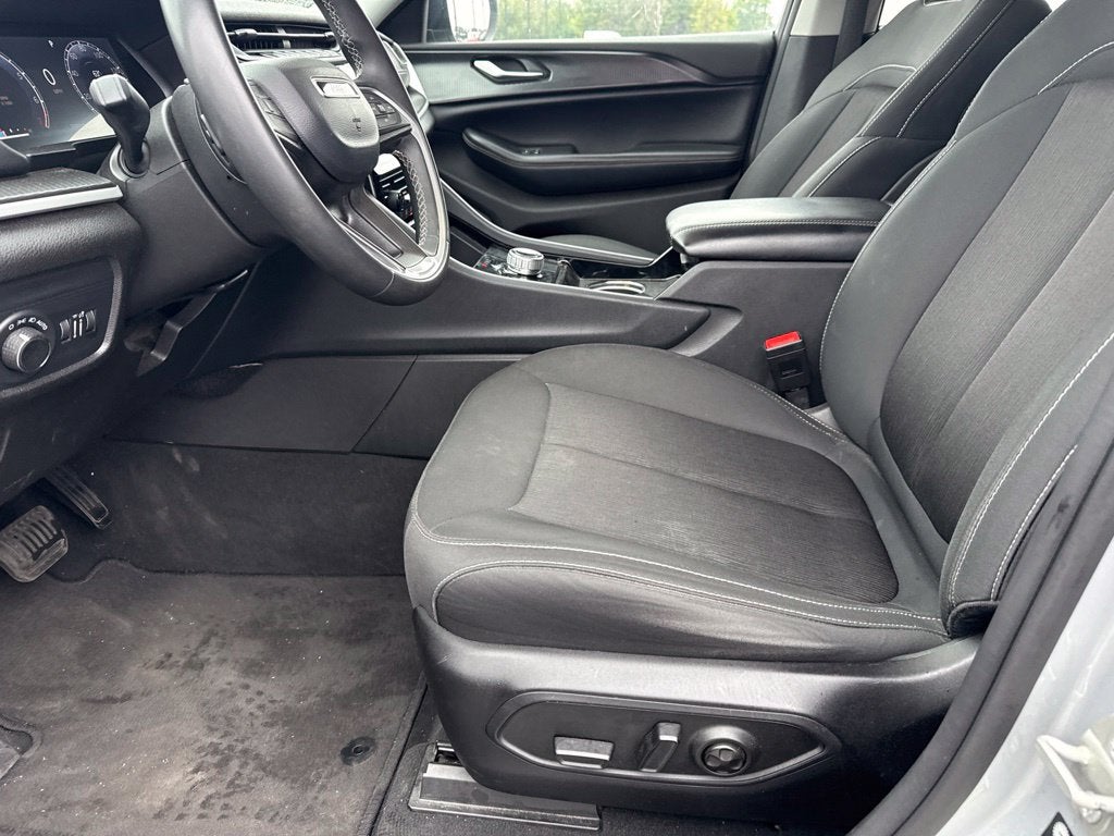 2023 Jeep Grand Cherokee Laredo 4x4