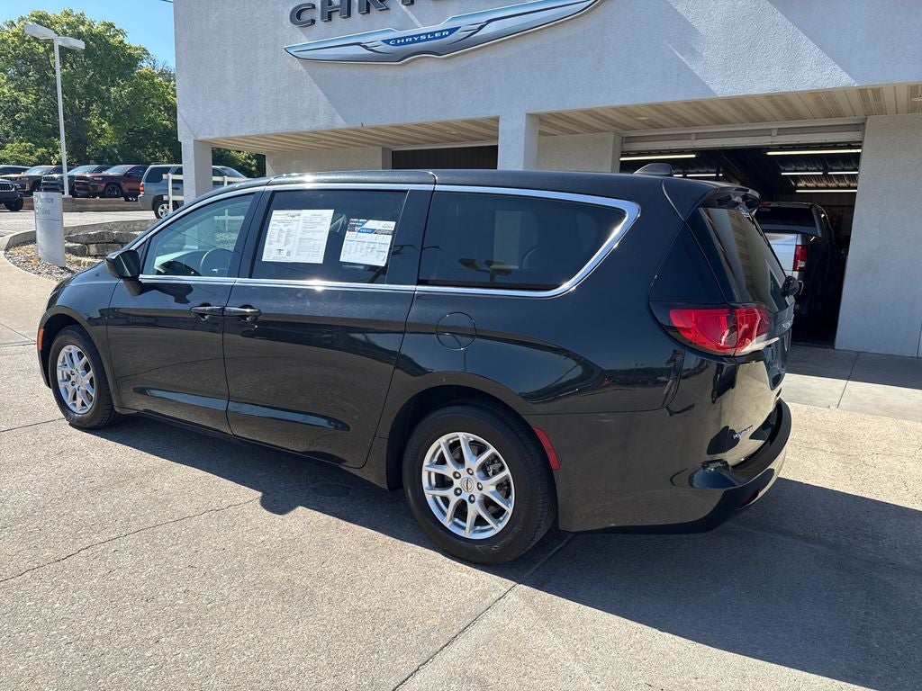 2023 Chrysler Voyager LX