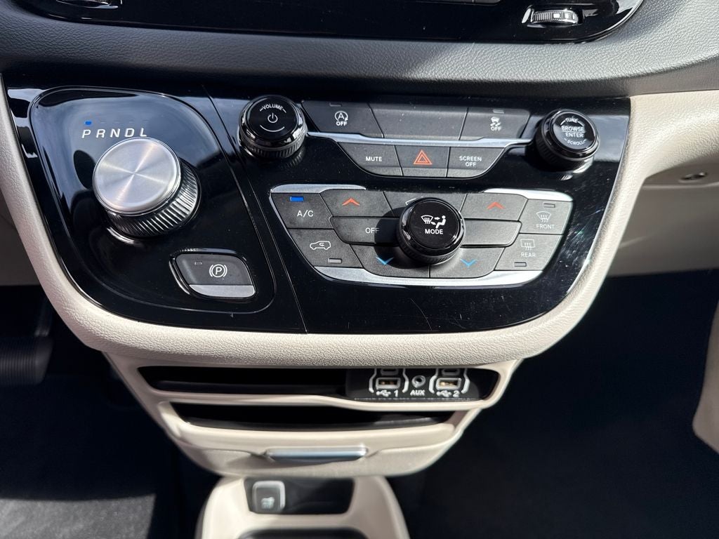 2023 Chrysler Voyager LX