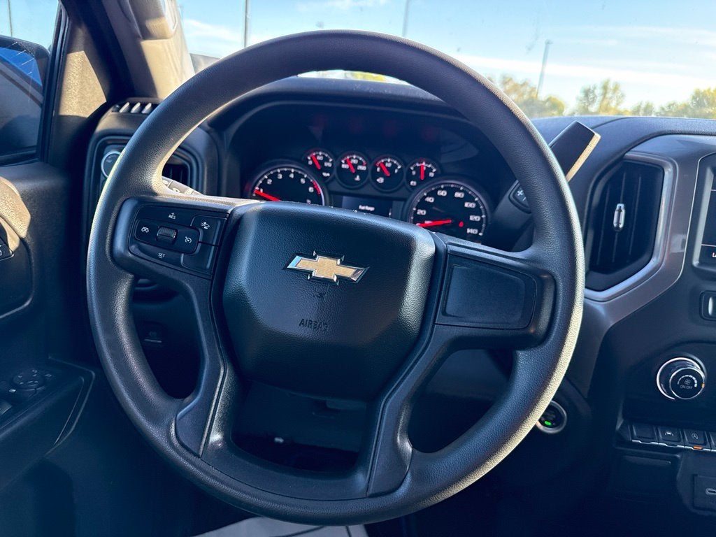2023 Chevrolet Silverado 1500 4WD Crew Cab Short Bed Custom