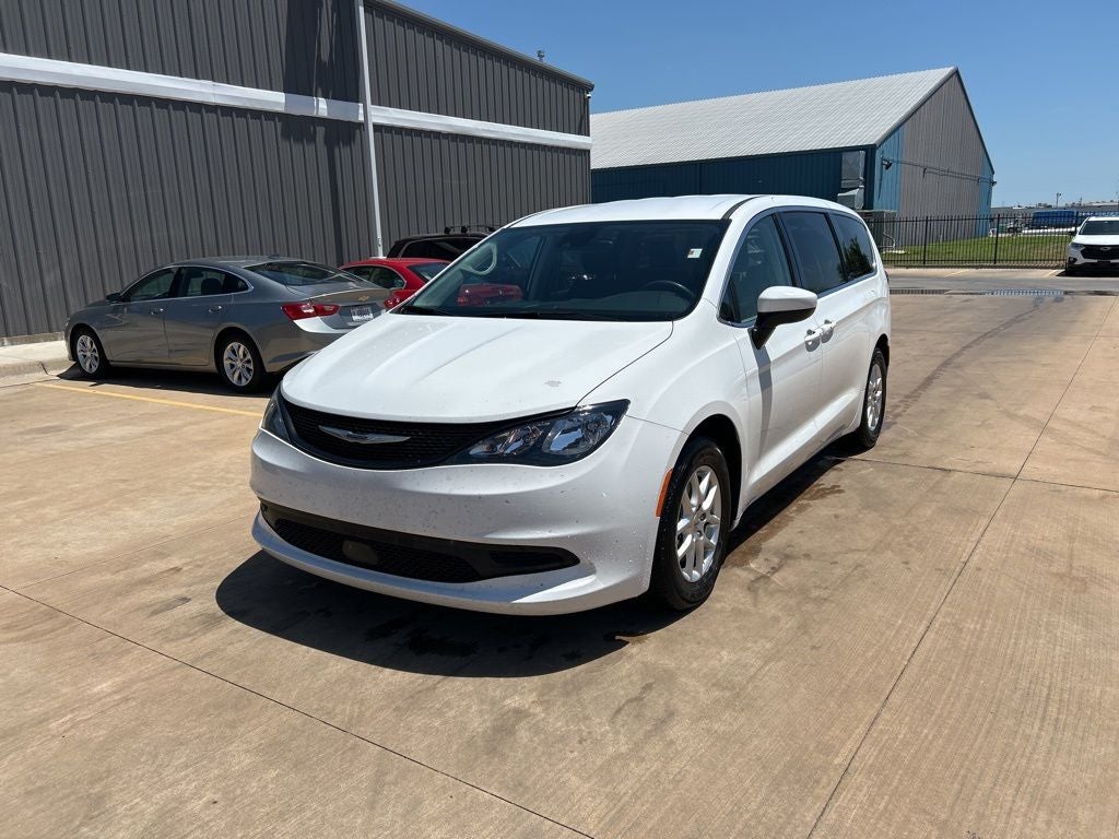 2023 Chrysler Voyager LX's photo