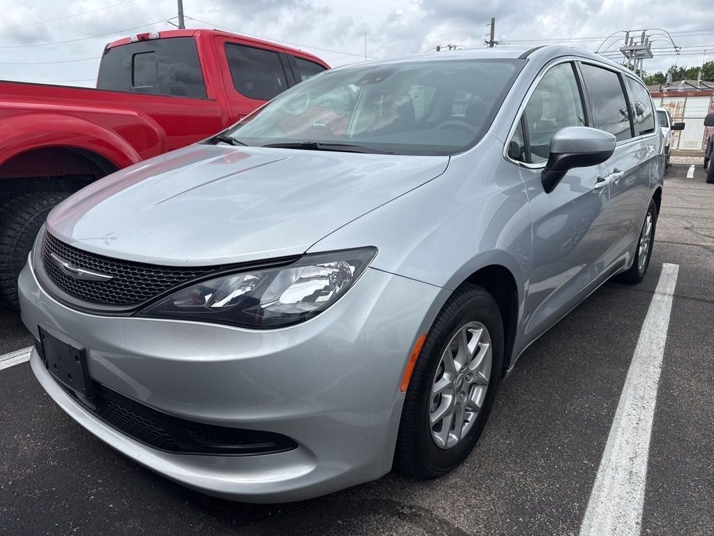 2023 Chrysler Voyager LX's photo