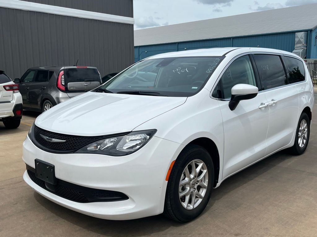 2023 Chrysler Voyager's photo