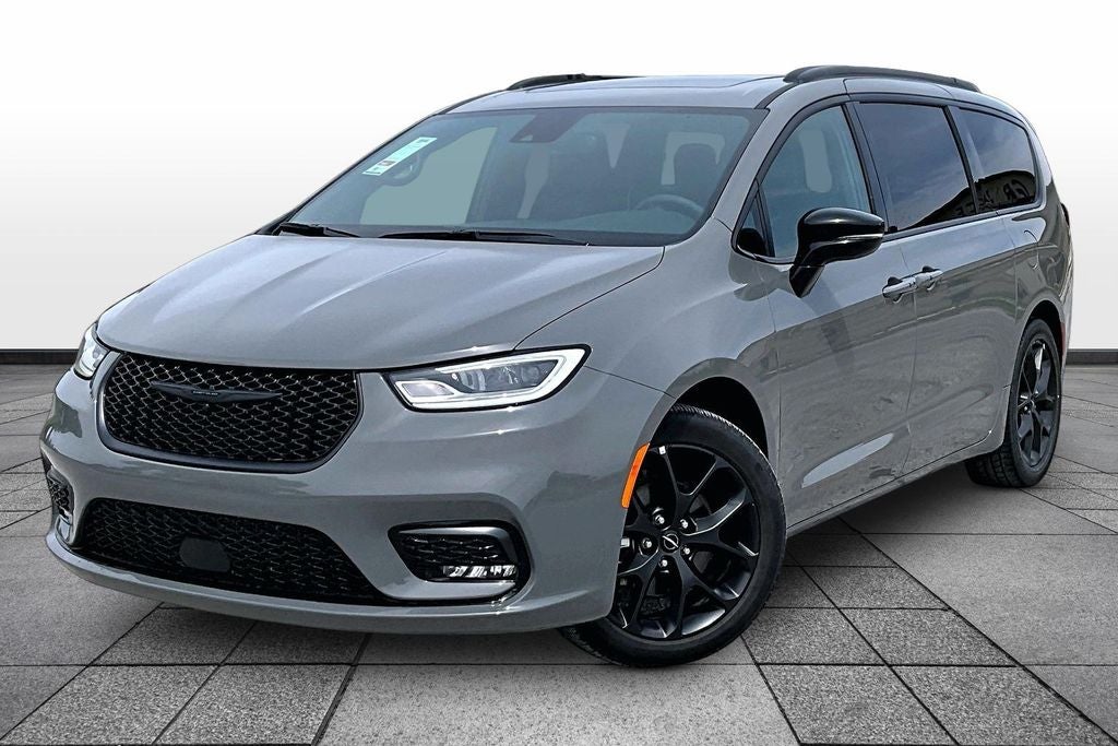 2025 Chrysler Pacifica Limited's photo